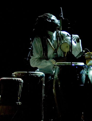 Ismaila alle percussioni